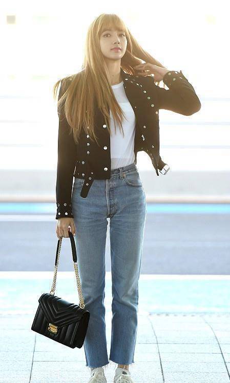 "人间芭比"lisa,穿牛仔裤都这么的美,不愧是亚太区最美面孔_服装_时尚