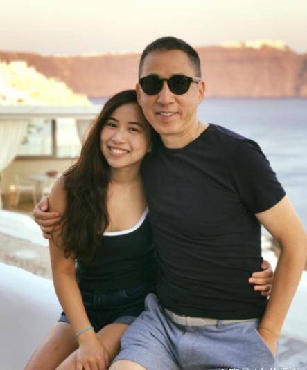 在结婚这么多年中,张坚庭和杨诺思也育有两个儿子和一个女儿,如今他们