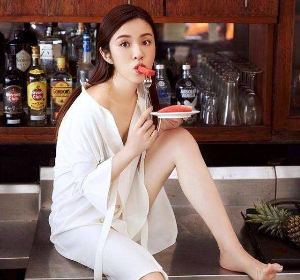 看到她的泳装照,网友:朦胧美_王晓晨_角色_大叔