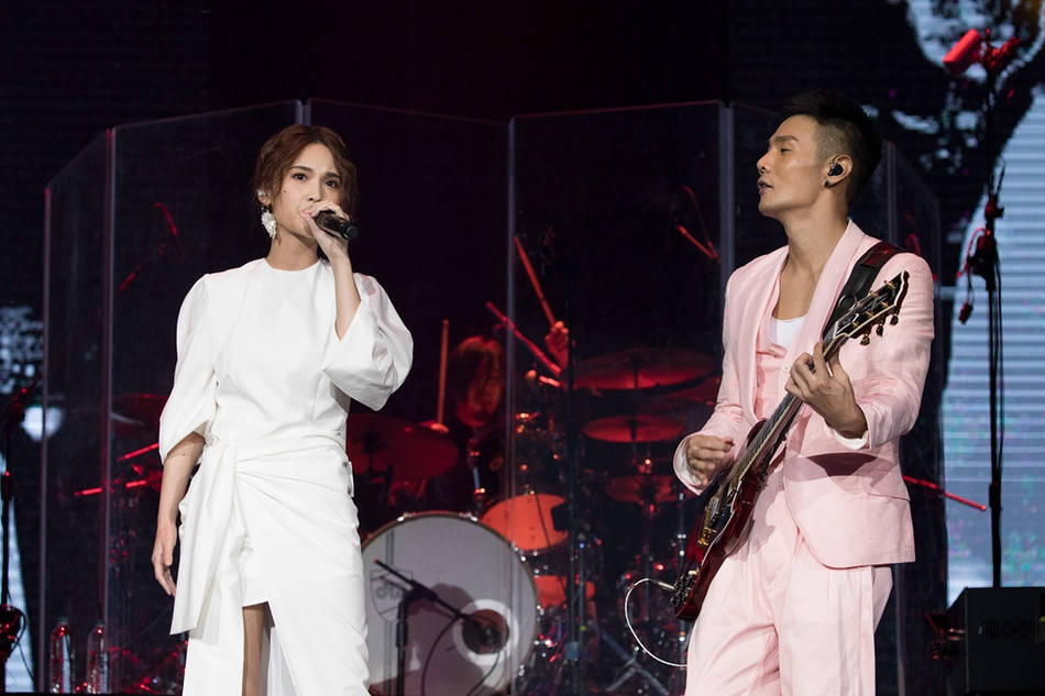 37岁杨丞琳晒照,镂空衣大秀蛮腰,和李荣浩重聚后笑容越来越甜美_照片