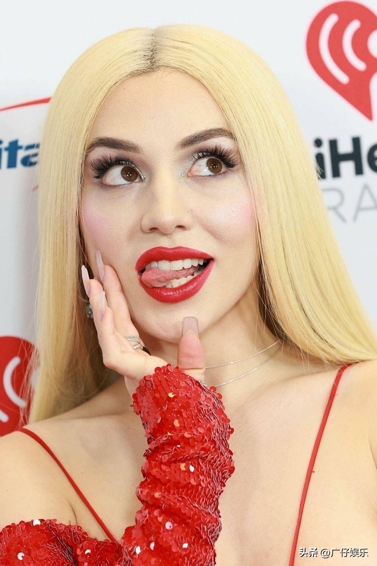 艾娃·麦丝身着红色吊带裙亮相,高挑又时尚_avamax_漂亮_肌肤