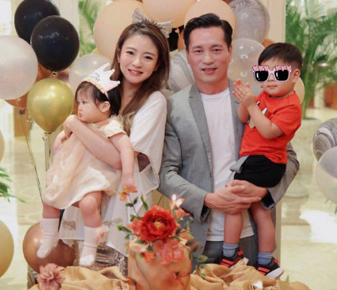 安以轩罕见晒女儿正脸照,娃宝大眼萌态出镜,颜值超高不输妈妈_孩子