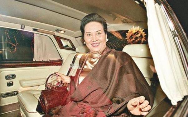 何老大离去一年终下葬:四房中有姐妹争产,还有人二胎有人不忠_何鸿燊