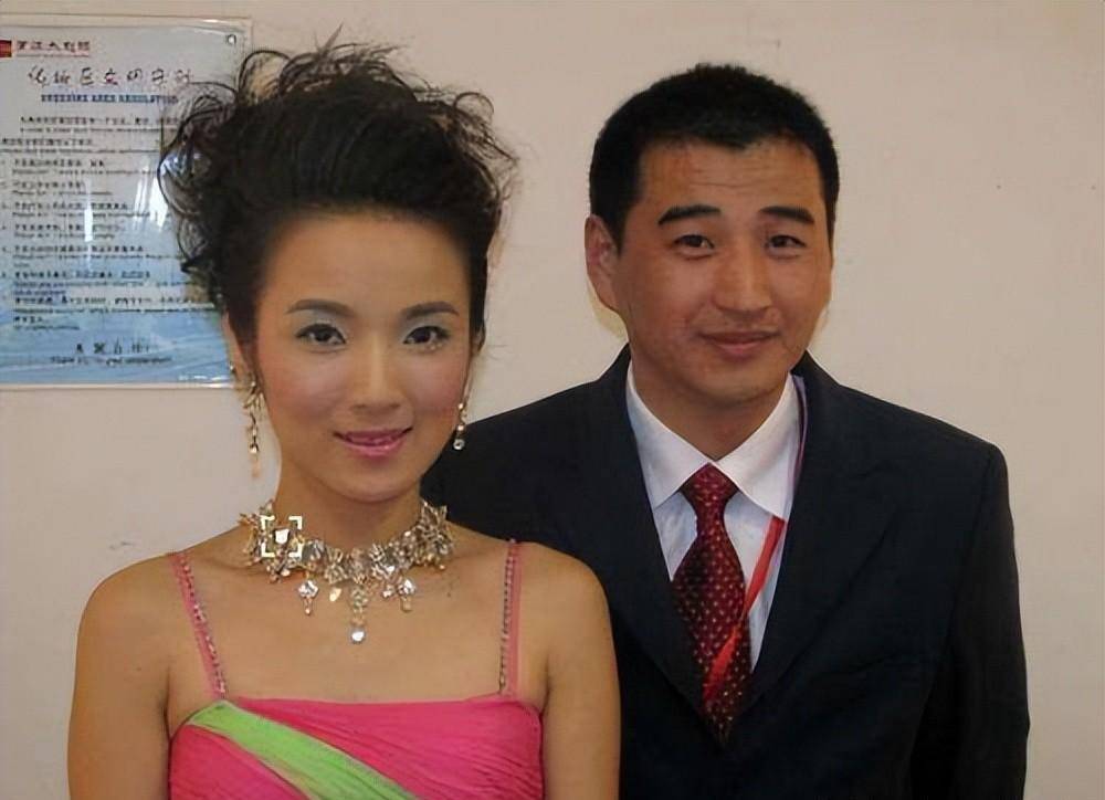 电视主持人管彤,老公高大帅气,她的儿子,也是遗传了妈妈的美貌_王菲