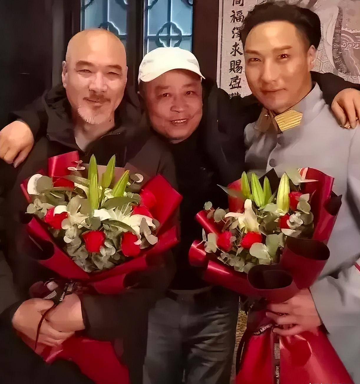 尤其是儿子徐伟栋,跟父亲徐少强长的真不是一般的像,这模样一看就是