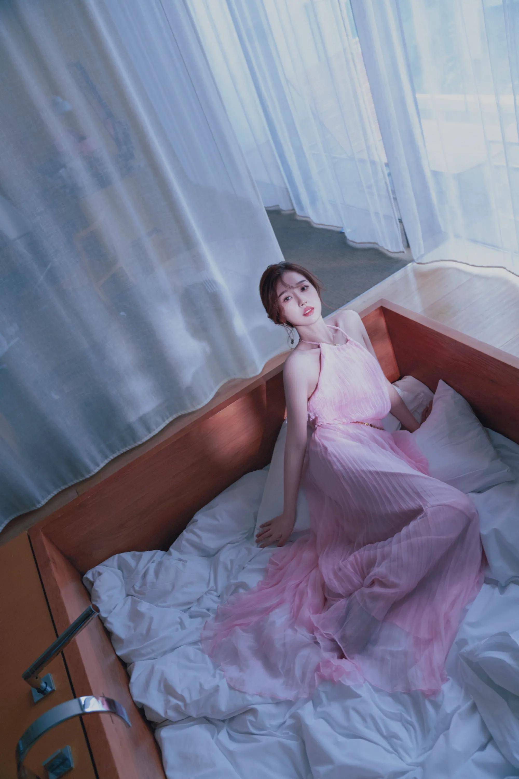 虞书欣大秀粉色仙女身材,粉红色的裙子和头发都点亮了夏日的感觉,吸睛