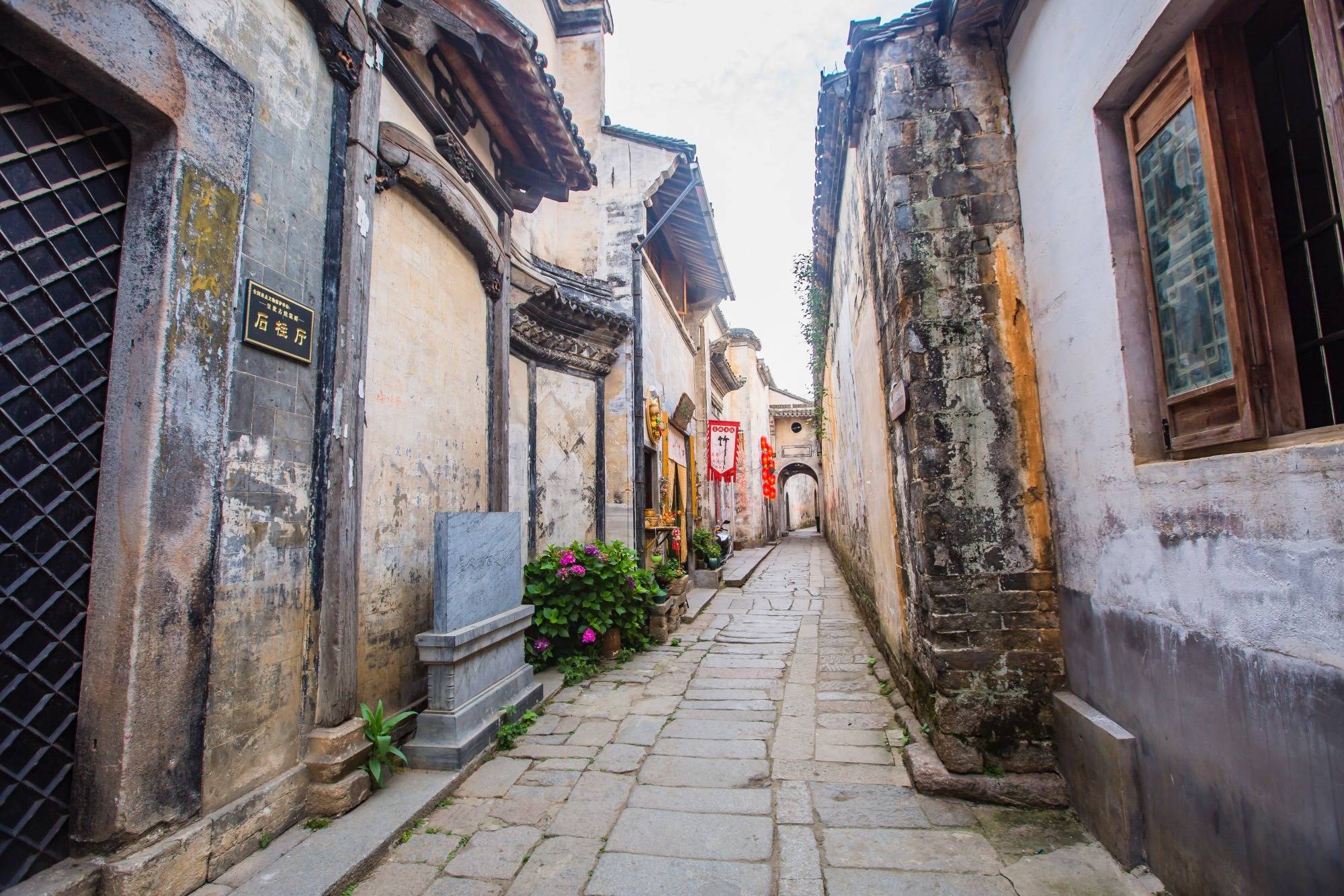 安徽皖南呈坎古镇,村中藏有众多古建筑,还有着神秘奇特的风水