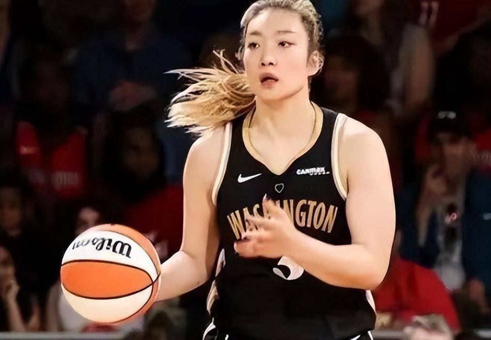 18m,虽然身高臂长,但是他的篮球智商很高,拥有传球的能力,投篮手感很