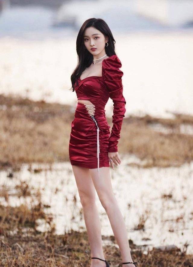 让人感动王一博"校草造型"录节目,和钱枫同框后,头围足足小了一圈品牌