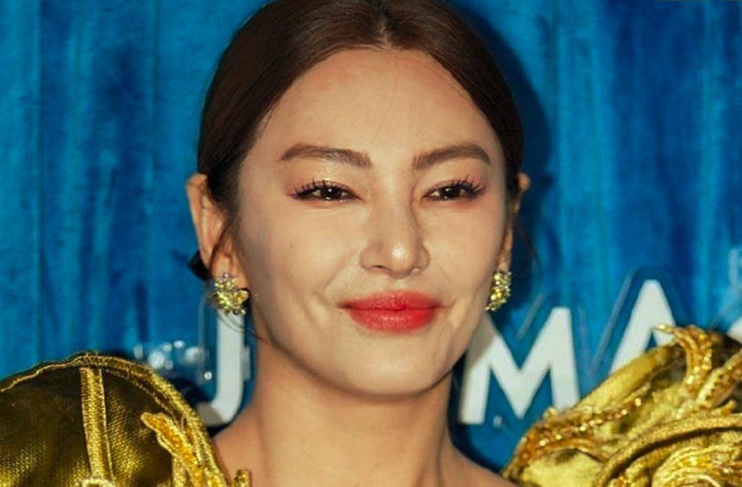 张雨绮最新路透发福,开怀大笑法令纹明显,被旁边女演员抢镜_玉溪_自然