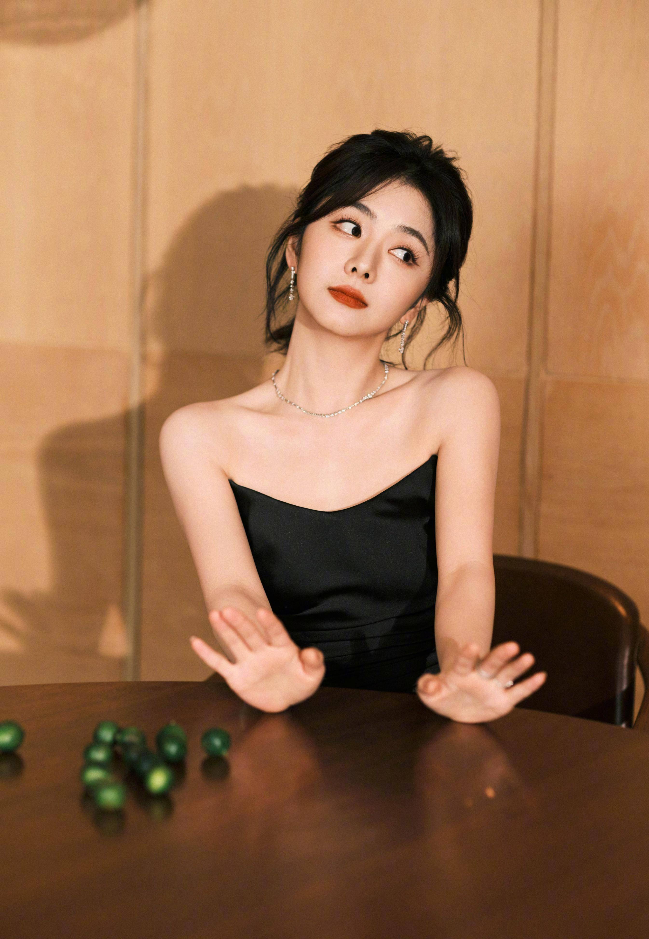 谭松韵黑色缎面垂感礼服_表演_魅力_观众