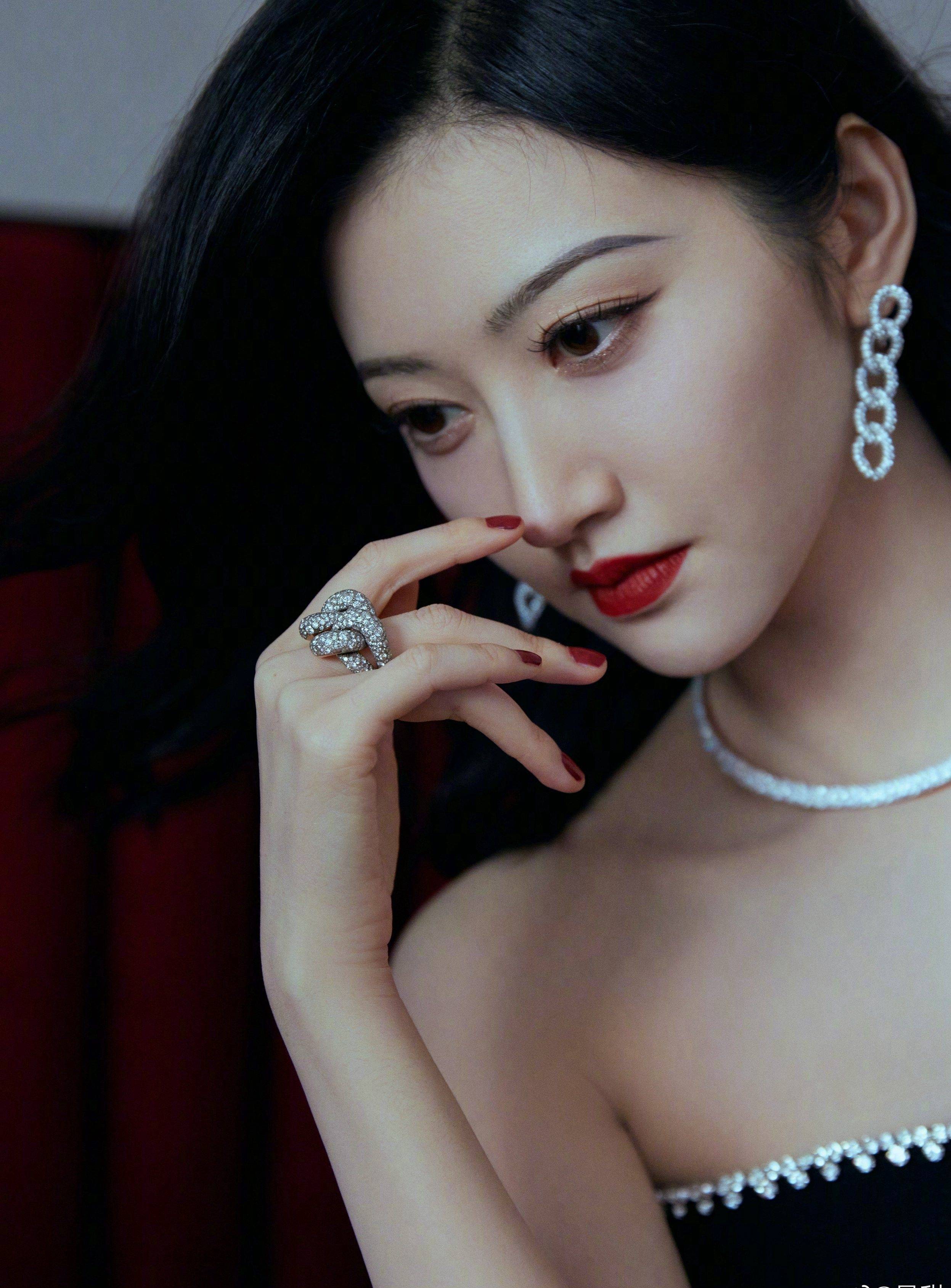 景甜黑色抹胸连衣裙性感香肩写真