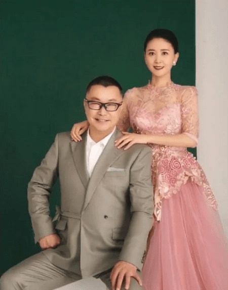 52岁尹相杰晒与妻子唯美婚纱照,连换4套礼服,身材婀娜多姿_郭永_衣服