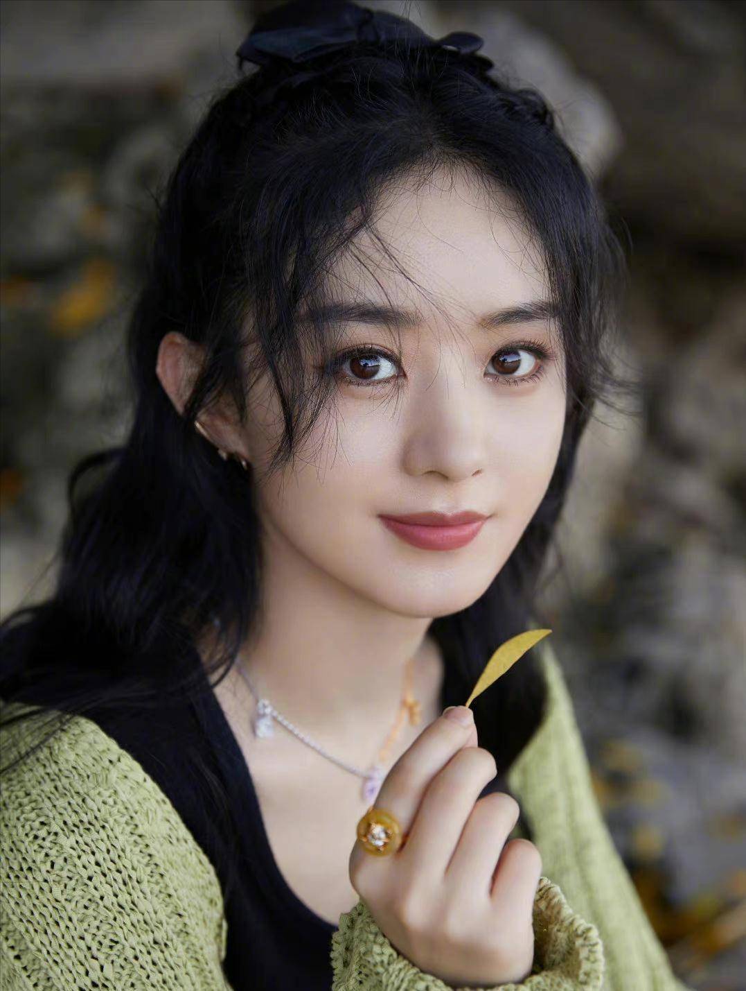 赵丽颖单身后更懂打扮,绿色针织坎肩搭配黑色上衣,秒变18岁少女_造型