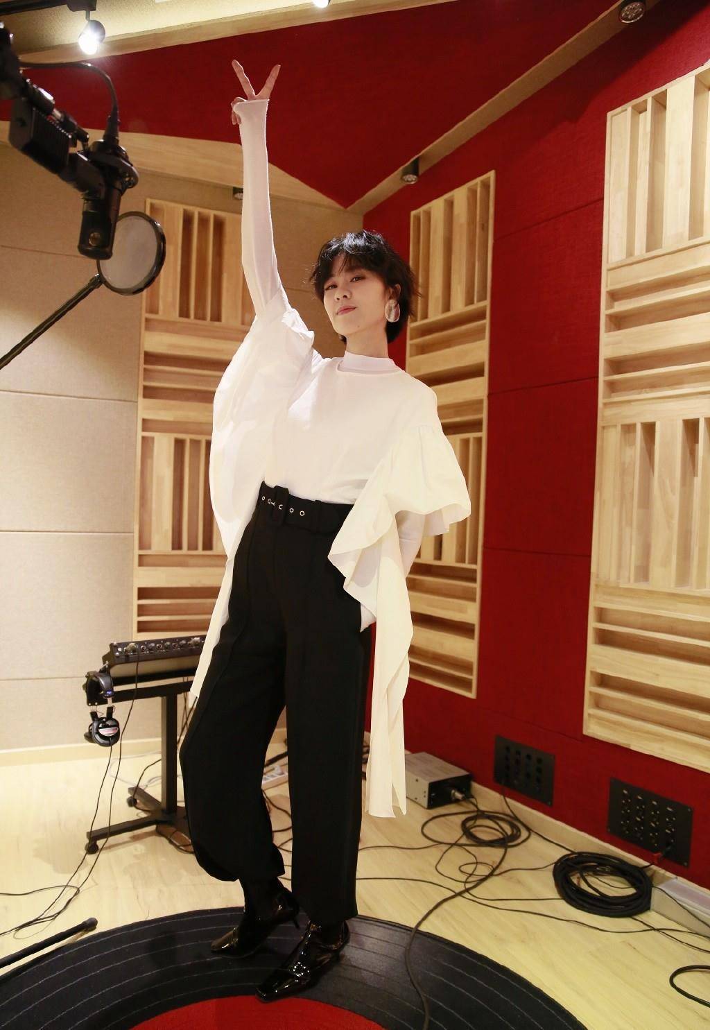 郁可唯毛衣真个性,袖子剪开还编成麻花辫,配百褶裙想不看都难_黑色