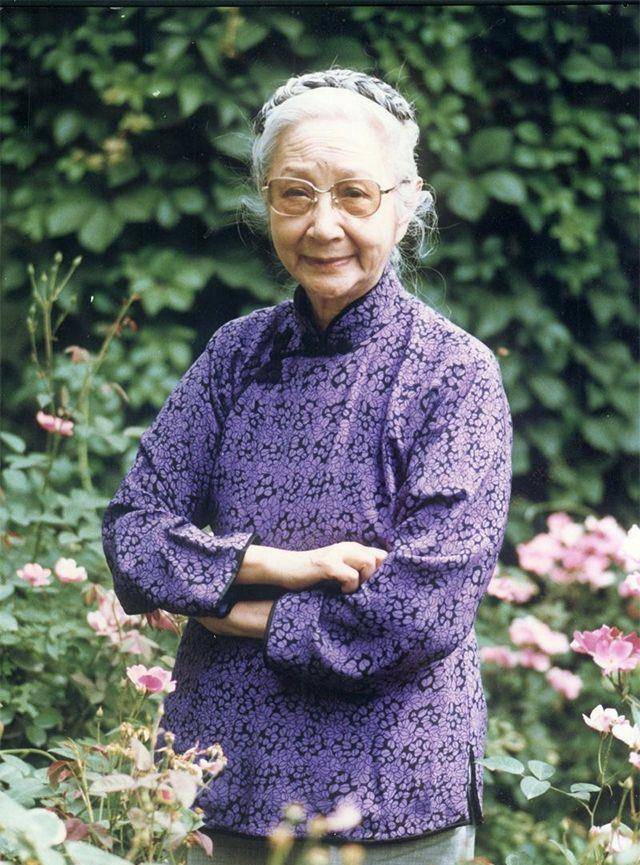 张允和:出生被脐带绕险丧命,抽108袋水烟才救活,从小美人胚子_试卷