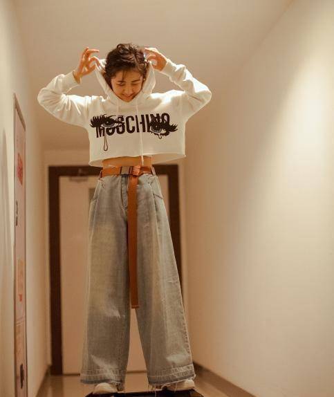 张子枫不听造型师劝,模仿泫雅穿"水桶裤",最后效果太意外!