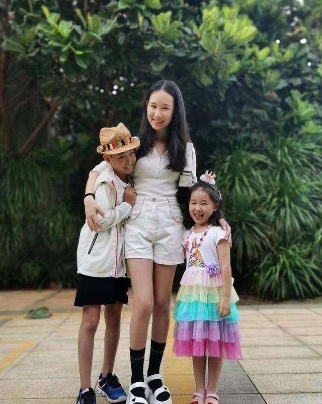 赵文卓大女儿亭亭玉立,13岁身高优越,穿着却被批太过早熟?
