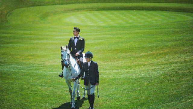 张若昀婚礼现场超梦幻,二人搭肩搂腰跳舞超浪漫,伴郎团长腿抢镜_唐艺