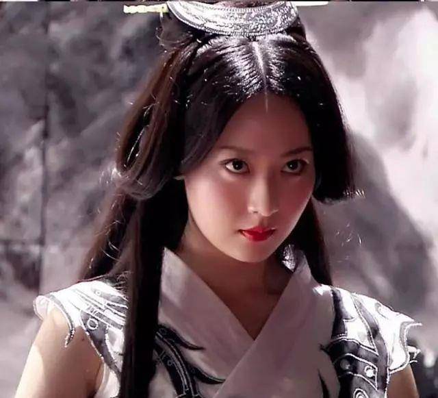 王丽坤美不过她,24岁被成龙捧红后,如今女儿都已经3岁了_白冰_胡歌