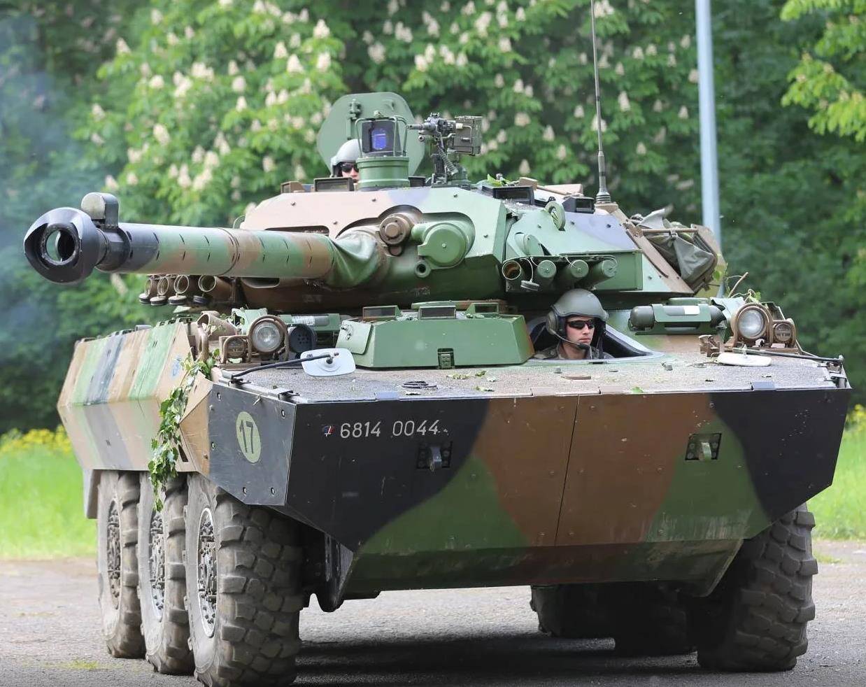 AMX-10RCR轮式装甲车，乌军反攻的利器，号称“狙击步枪”！