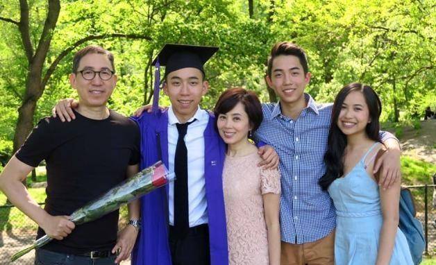 如今成婚26年晒幸福照,三个孩子都长大了_张坚庭_诺思_感情