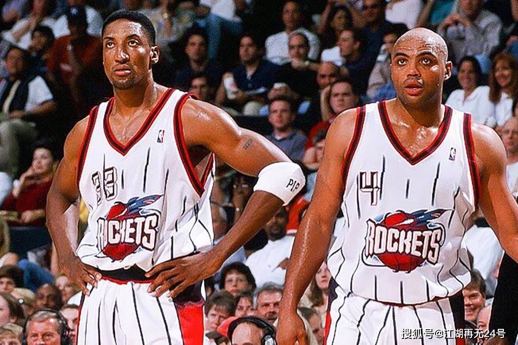 1997-98赛季打完之后,火箭的德雷克斯勒退役,巴克利为了球队能够得到