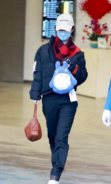 赵丽颖单身后更嫩了!