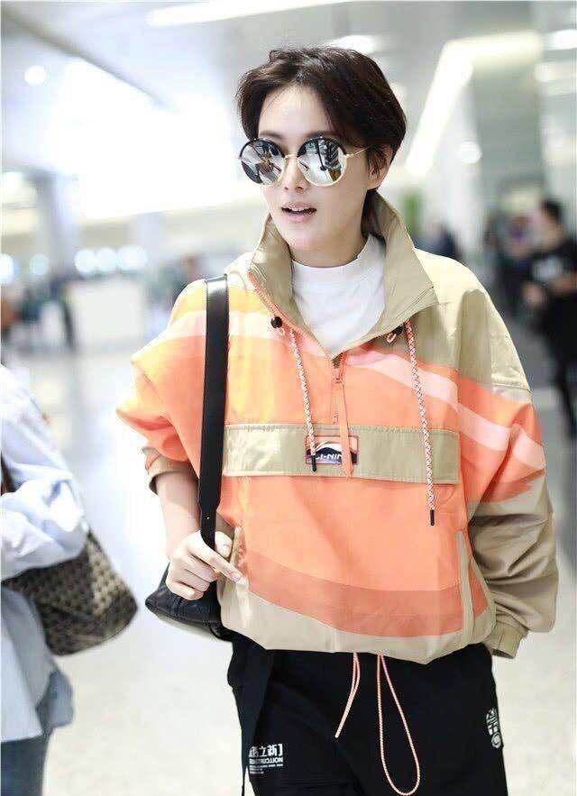 张馨予剪短发后变帅气,穿橙色卫衣配黑色休闲裤,戴圆墨镜a到爆_造型