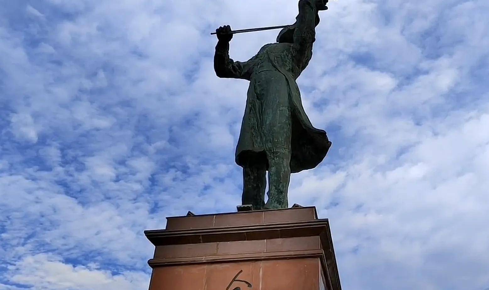 广场山顶立有聂耳演奏小提琴的铜像,聂耳不仅是玉溪人民的骄傲也是