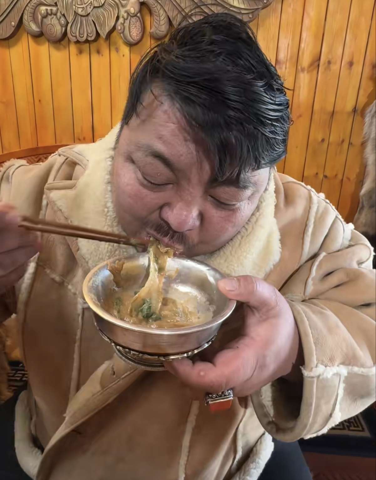 曝大胃王恩克吐血睡觉上呼吸机后面部黑斑加重不听劝狂吃肉