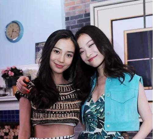 所以她在娱乐圈也发展得很不错,当初也通过实力成为新"四小花旦"之一