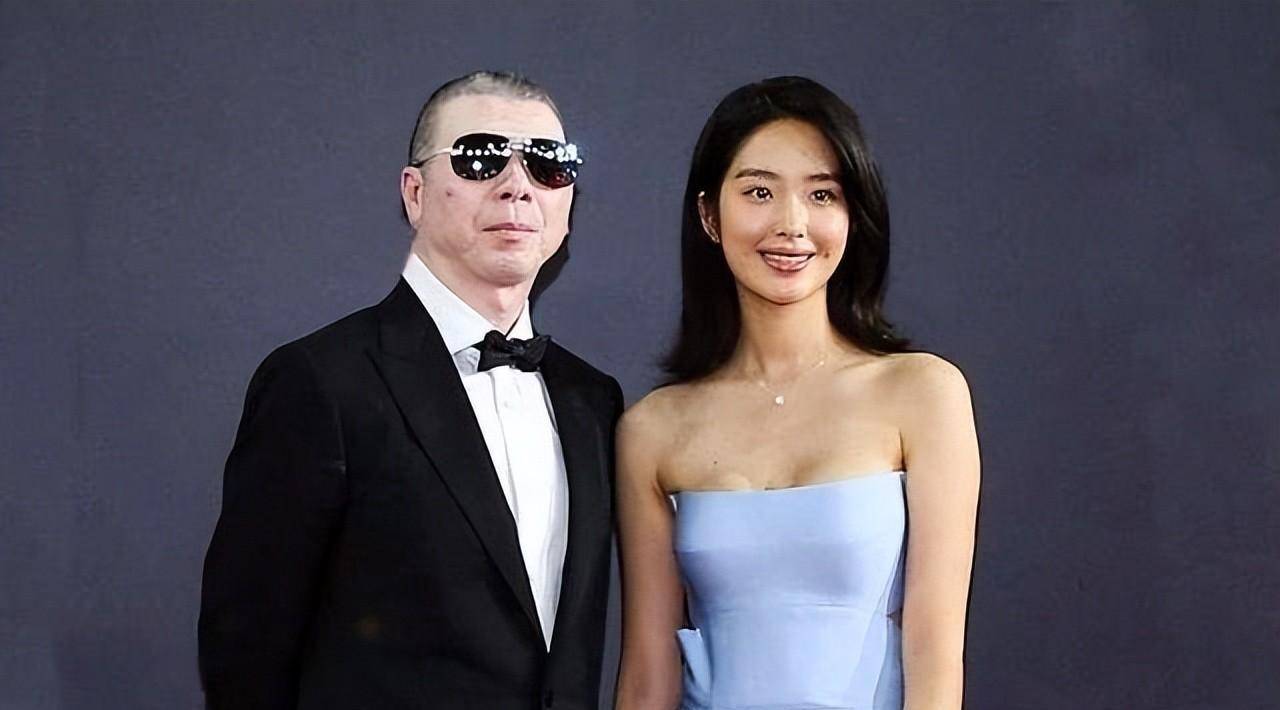 杨采钰,五官精致,酒窝浅浅,时尚动人,难怪富豪陈金飞会选择她_冯小刚