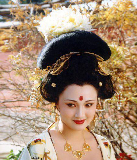 小编还是比较喜欢范冰冰在《王朝女人·杨贵妃》中扮演的这个角色