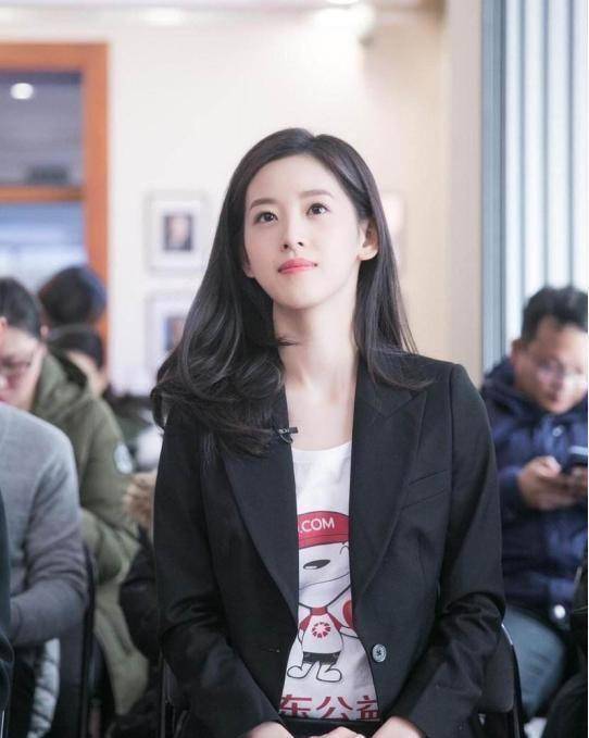 章泽天长发造型,配黑色礼服,看着显瘦有魅力_气氛_衣服_气质