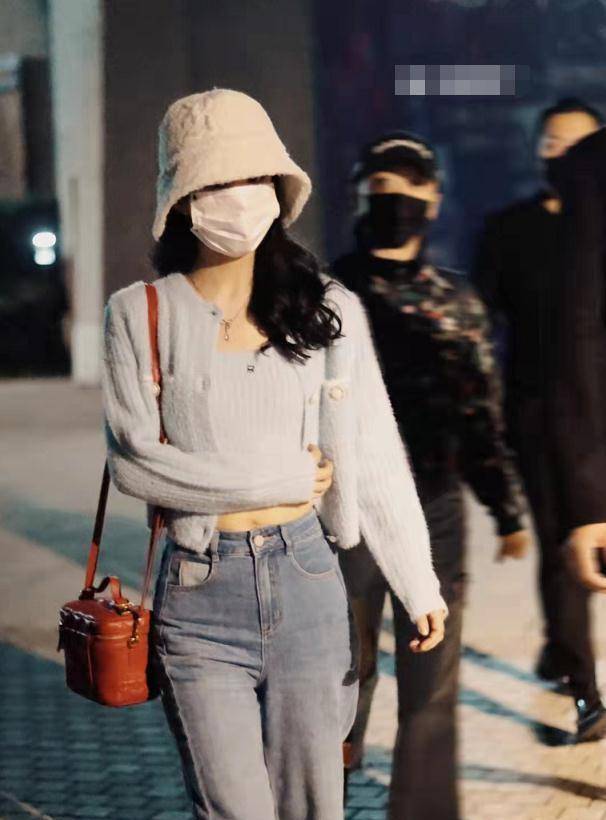 深夜下班露肚脐不怕寒风吹,戴贝雷帽美貌开挂_效果_时尚_蓝色