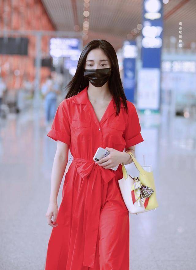 赵露思算是被红气养美了,穿低领大红裙真魅惑,160也不怯场_长裙_红色