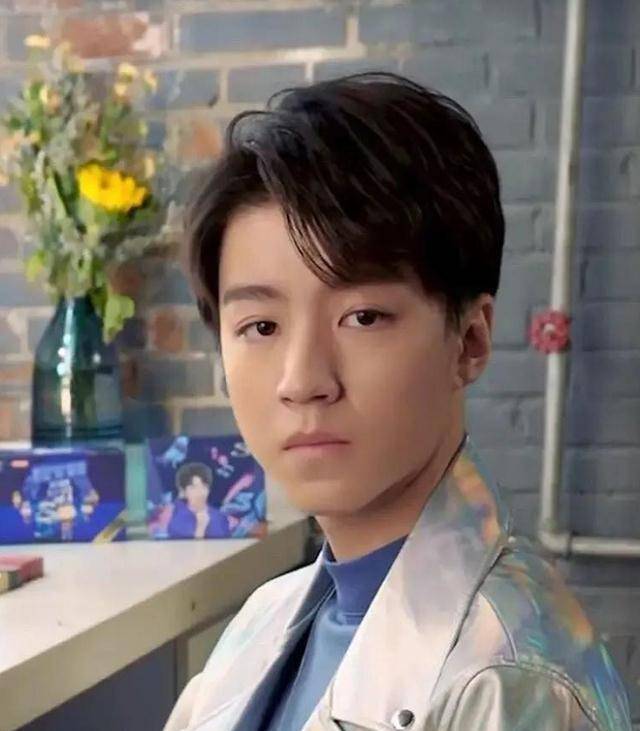 这是王俊凯?鼻翼外扩发福难见下颌线,和千玺完全没法比!