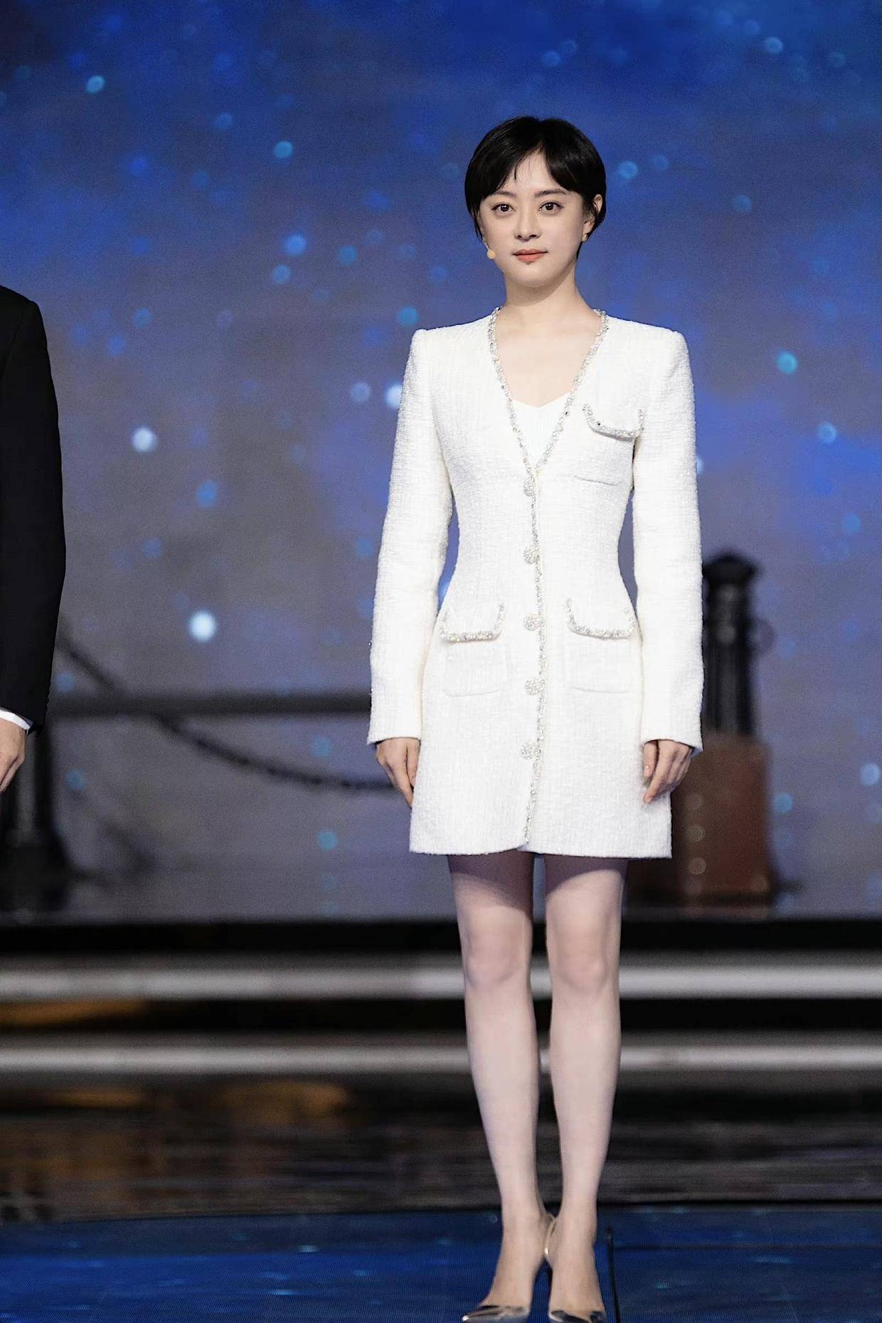 "孙俪"越来越有贵气感,在国外穿衬衫配半身裙,看得出很自信_时尚