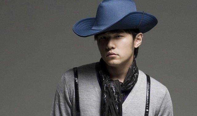 周杰伦晒近照,刮了胡子后的他立马回到20岁,一秒梦回出道时_样子_生活