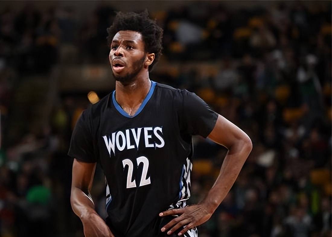 身高203.2厘米,臂展215.9厘米,垂直弹跳111.76厘米.