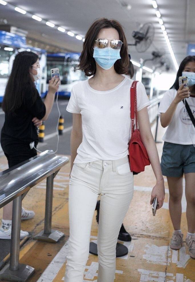 28岁陈都灵瘦到认不出,一身清爽走机场,颈脖修长全是骨骼感_效果_感觉