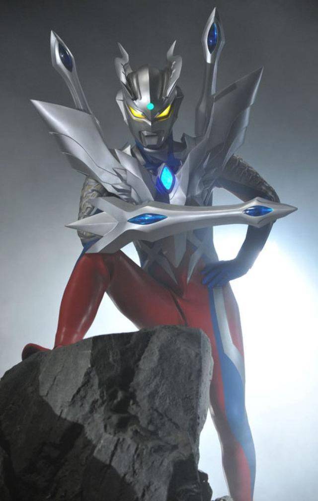 这个形态的赛罗拥有戴拿的奇迹型和高斯月神型的力量,拥有惊人的移动