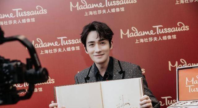朱一龙蜡像入驻上海被高度还原,本尊直呼奇妙,为他起名朱二龙_和发