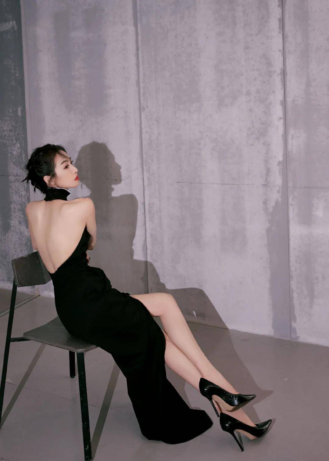 有一种尊严叫宋茜,穿着中式旗袍秀出婀娜多姿的身材,美丽又奢华!