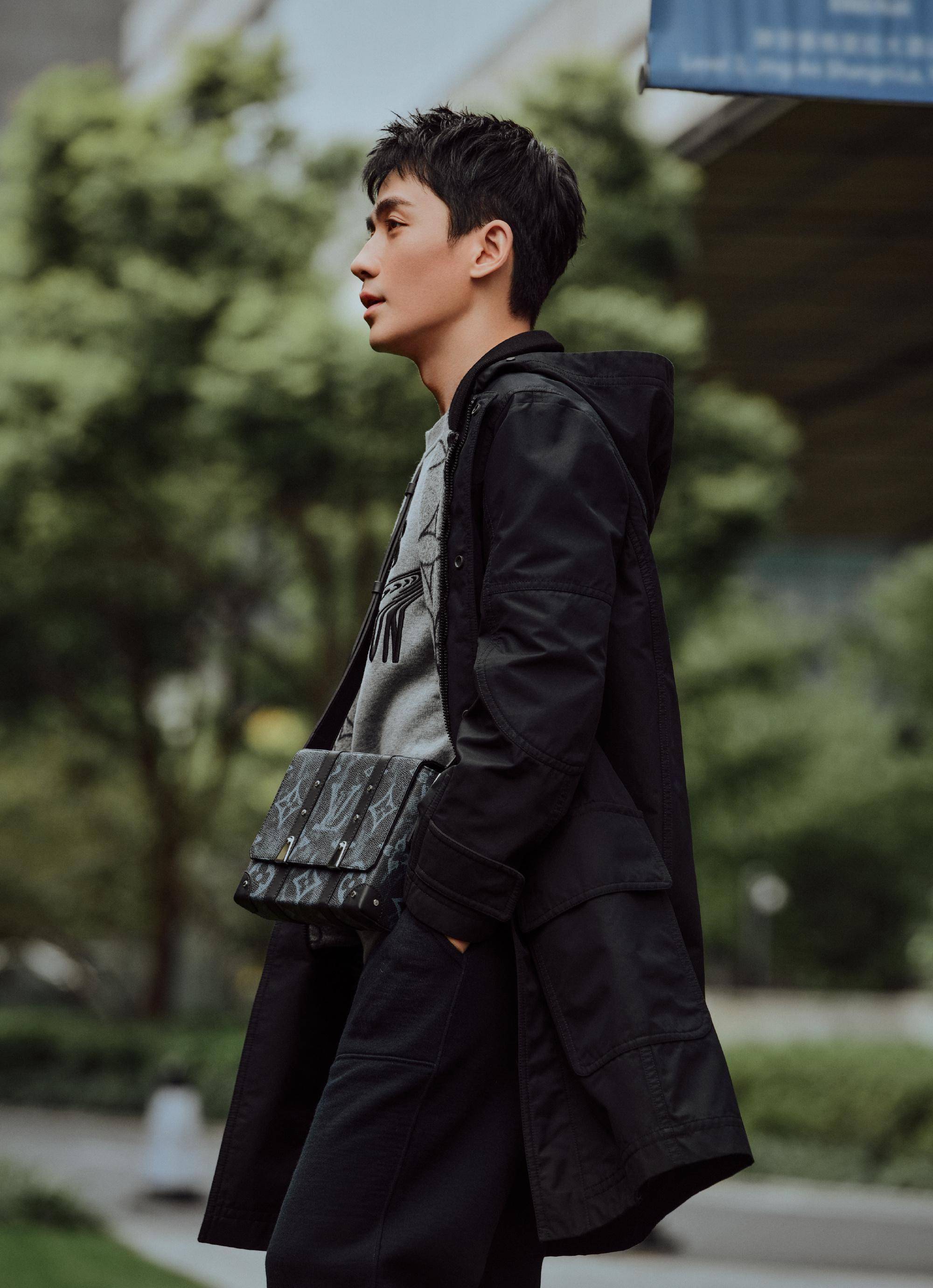 朱一龙好呆萌,跳舞紧张踩到童谣,黑色西装配金属链酷帅_女生_休闲装