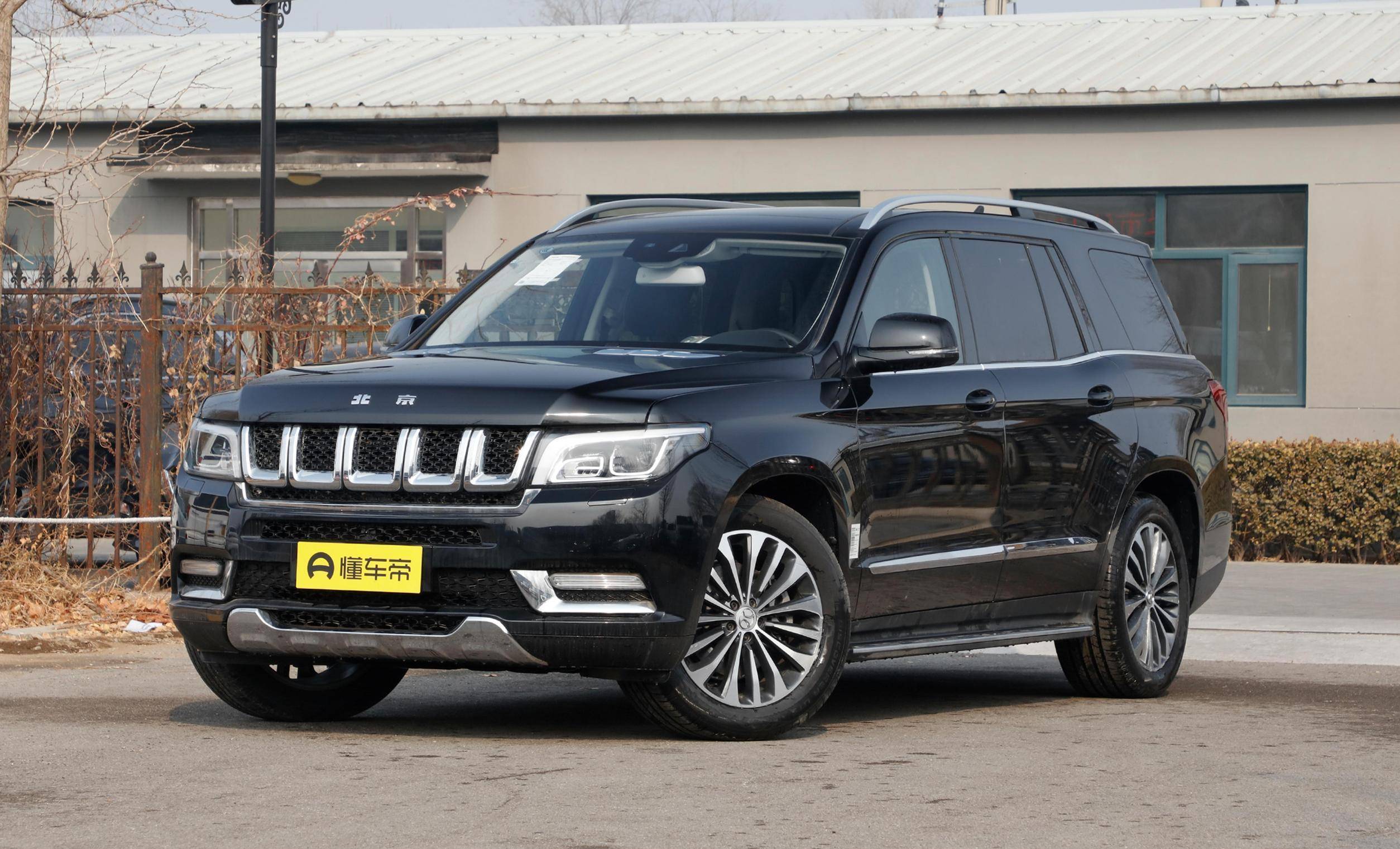 bj90是基于上一代奔驰gls平台打造,外观造型方面以刚硬有力为中心.