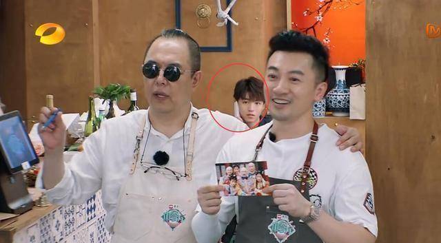 中餐厅苏有朋张铁林手捧还珠剧照哼歌时,谁注意到王俊凯的表情?