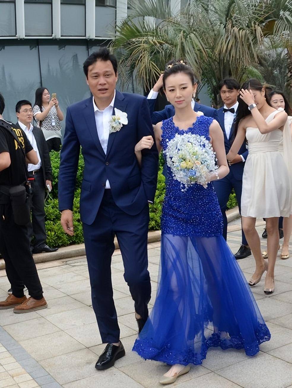 范志毅与小17岁老婆罕见同框!