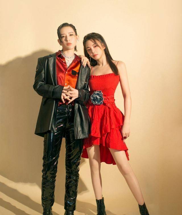 七位姐姐成功成团出道,全身黑成团服美的太惊艳了_孟佳_黑色_万茜